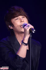 组图：韩星申彗星台湾大秀“骑马舞”