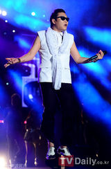 组图：鸟叔Psy再度现身 参加《平泽音乐庆典》