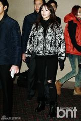 组图：金亚中会影迷 朱元嘟嘴卖萌抱粉丝