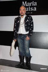 组图：吴君如无意找代母再孕 黑色裤装不失女人味