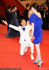 组图：王宝强戛纳红毯跪地示爱激吻娇妻