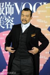 组图：廖凡亮相VOGUE庆典 黑色长风衣显男人味