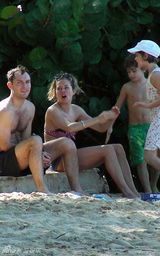 幻灯图：裘德-洛与西耶娜-米勒复合 海滨度假晒甜蜜