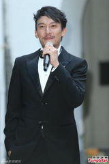 组图：张震大婚献吻娇妻 亲手为新娘提裙摆