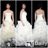 组图：韩星河妍秀穿纯白婚纱走秀衬优雅气质