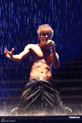 组图：吴克群个唱湿身秀腹肌 和女模互摸掀高潮