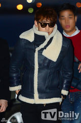 组图：Rain赴日开唱 黑超遮面棉服包裹严实