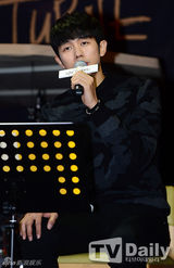 组图：2AM为演唱会排练 郑珍云车祸后首亮相