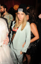 组图：凯特-莫斯派对性感复古风情迷人