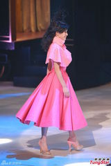 组图：港姐欧式复古礼服亮相 急智环节各显神通