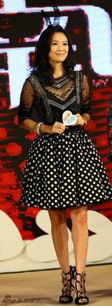 组图：章子怡唱凤凰传奇老歌 黑丝兔子装卖萌