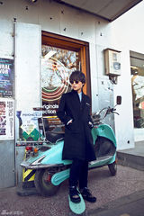 星街拍：周笔畅冬日潮装出街 保暖耍酷两不误