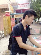 组图：广州摆地摊帅哥走红 常被城管追