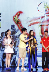 组图：姚晨清新白裙美腿修长 范冰冰直言示爱