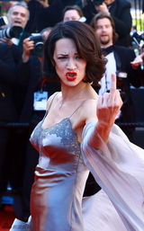 组图：戛纳电影节闭幕式红毯 章子怡走光