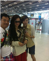 组图：张柏芝携Lucas游玩 被粉丝求合影