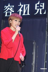 组图：容祖儿睽违11年台北开唱 一身大红烧乌龟