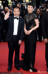 组图：赵涛蕾丝黑裙优雅亮相戛纳红毯