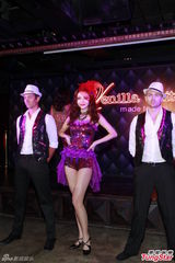 组图：熊黛林紫色深V裙跳性感爵士舞秀美腿