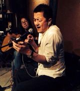 组图：李亚鹏丽江酒吧唱歌 抽烟心情放松