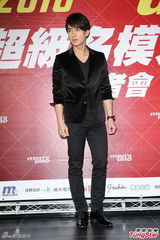 组图：吴尊出席男模赛被起哄脱光面露尴尬