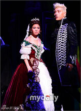 组图：金俊秀眼线妆帅气亮相《伊丽莎白》首演