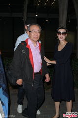 高清图：陈豪接怀孕娇妻返港 摸老婆肚难掩兴奋