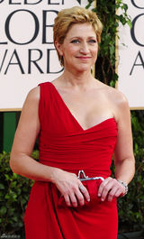 高清图：伊迪-凡尔克红色长裙演绎知性女神