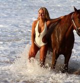 组图：小野猫金伯利海滩写真 骑骏马展野性诱惑