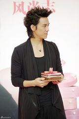 组图：陈楚河帅气亮相时尚活动粉丝热情