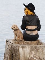 组图：Gaga带宠物狗逛公园 同吃一袋爆米花