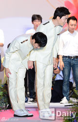 组图：韩导与同性恋人高调完婚 河莉秀等道贺