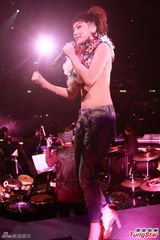 组图：何韵诗开唱透视裙秀腿惨走光