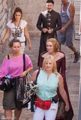 组图：《权力的游戏》新季片场 瑟曦皇后成熟美