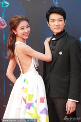 组图：颜卓灵红毯镂空秀美背 携手蔡瀚亿卖萌