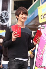 组图：王思平怀秋情人节发一元红包宣传新剧