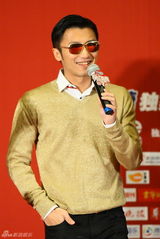 组图：快乐男声启动 谢霆锋当评委墨镜亮相