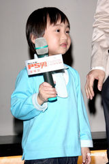 幻灯图：蓝正龙出席新剧首映 小小彬最像“PS男”