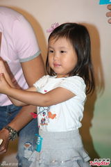 组图：林文龙郭可盈携女亮相 暂无意再生宝宝