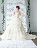 组图：筱田麻里子自创婚纱品牌唯美梦幻