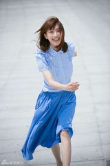 组图：张俪夏日阳光写真 纯净靓丽蓝色调