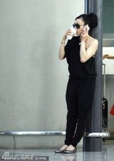 组图：钟丽缇回应婚变传闻称一切都好 路边吃粽子