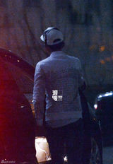 组图：张杰谢娜何炅酒庄品酒 驱车看房欲购房产