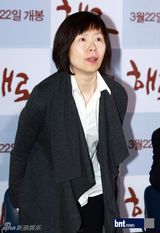 组图：韩国演员朱铉艺秀晶出席电影《偕老》首映