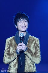 幻灯组图：江苏卫视跨年阵容强大 周笔畅眼镜被砸掉