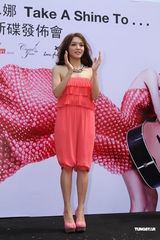 组图：官恩娜宣传新碟未让男友撑场 称不着急结婚