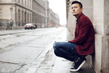 组图：于小伟欧洲写真 演绎街头转角绅士