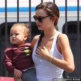 组图：超模米兰达-可儿抱宝宝出街 秀火辣身材