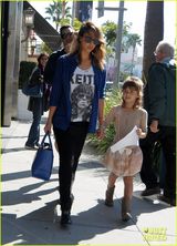 组图：阿尔芭一家四口现身伦敦 与老公各携一女