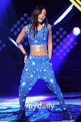 组图：韩国组合献唱《M倒计时》 Kara夺冠泣不成声